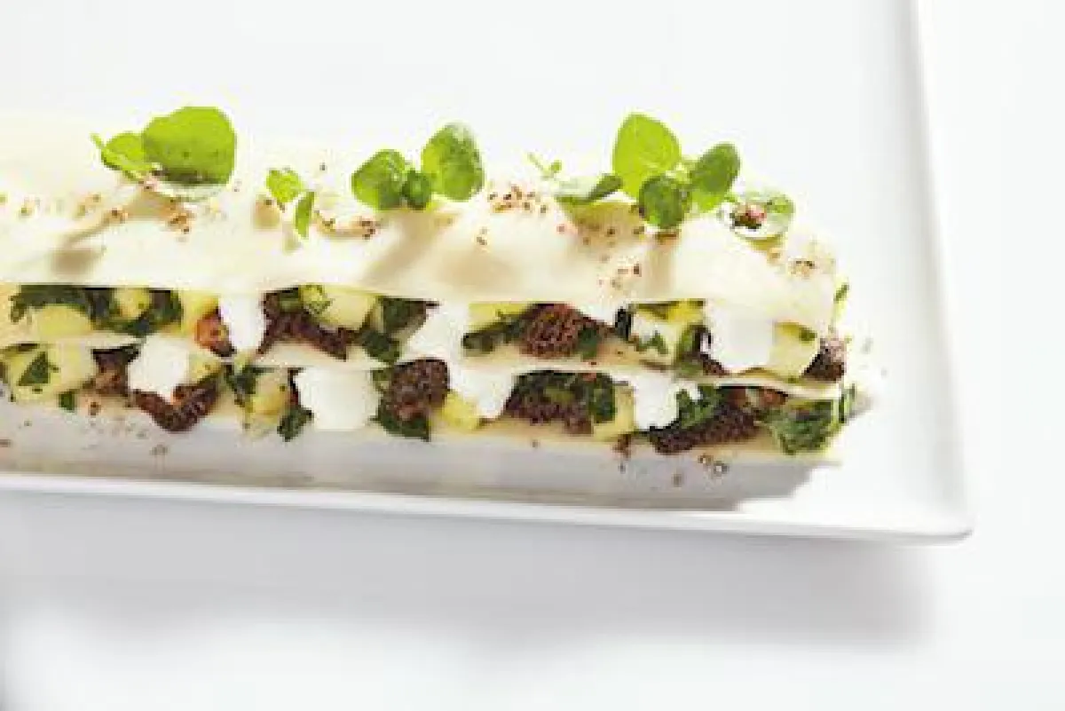 Ratatouille von Pastinaken , Wildkräutern und Morcheln Foto: Stürzer Catering