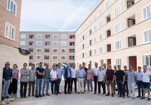 Bild: proHolz Tirol trifft das Holzbau Netzwerk München in der ökologischen Mustersiedlung in München