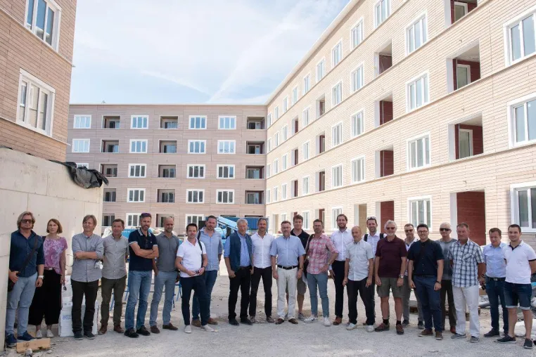 proHolz Tirol trifft das Holzbau Netzwerk München in der ökologischen Mustersiedlung in München Bild: proHolz Tirol trifft das Holzbau Netzwerk München in der ökologischen Mustersiedlung in München