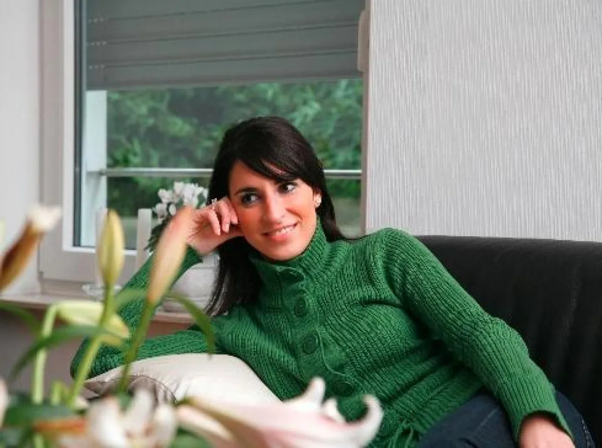 Auf dem Sofa entspannen, während draußen ungemütliches Wetter herrscht. Mit Rollläden können Regen und Sturm ausgeblendet werden, während die Wärme drinnen bleibt.