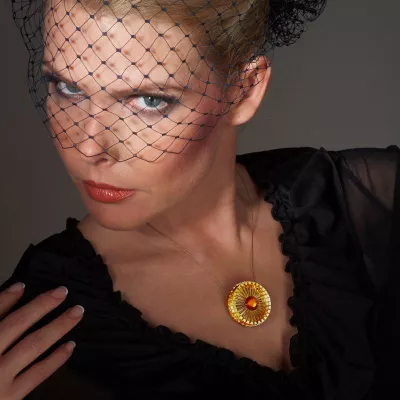 Bild: Hol Dir die Kraft & Schönheit der Sonne ans Herz – mit dem Award nominierten Collier Soleil - Ein Sommertraum.