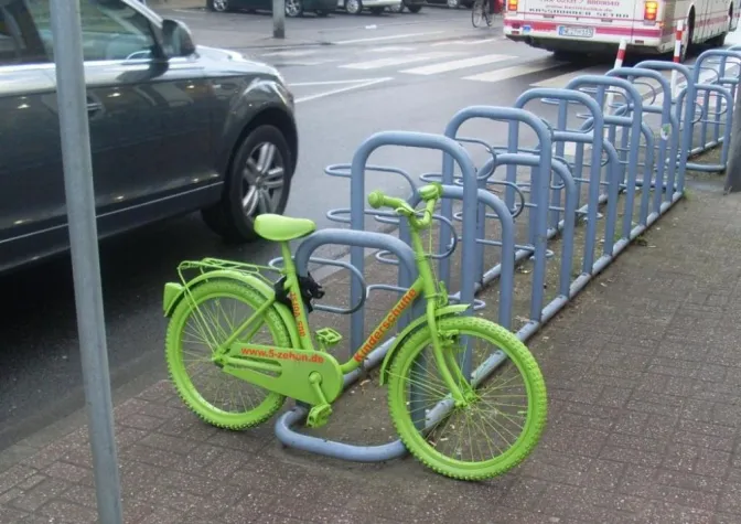 Grüne Kinderfahrräder machen aufmerksam auf Kinder im Straßenverkehr Bild: Grüne Kinderfahrräder machen aufmerksam auf Kinder im Straßenverkehr