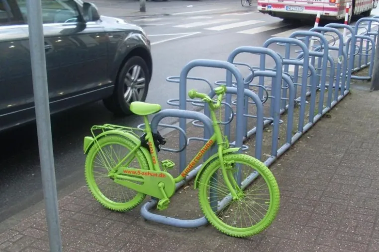 Bild: Grüne Kinderfahrräder machen aufmerksam auf Kinder im Straßenverkehr