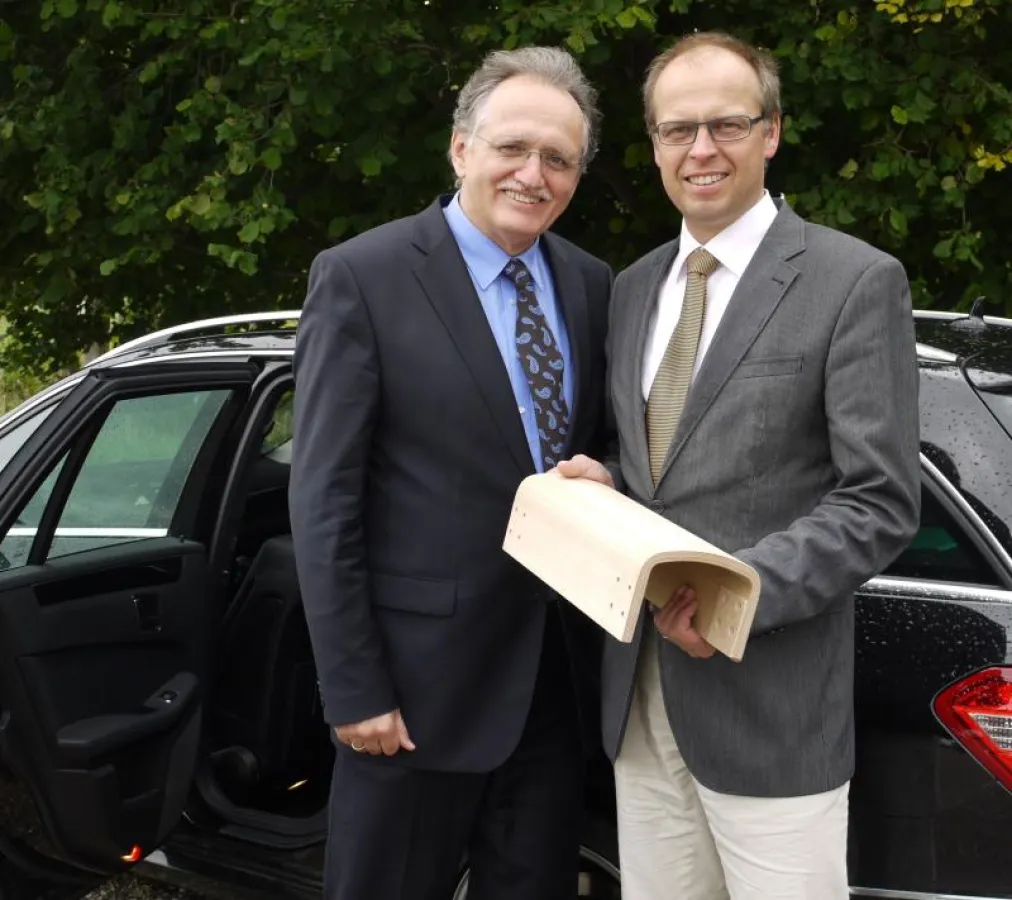 Dr. Ralf Becker und Joachim Schelper (v.l.) von Becker erforschen Formholz im Automobilbau.