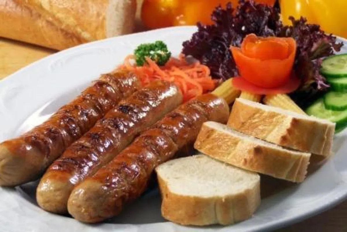 Puten-Griller die neue Bratwurst im Eiweißdarm