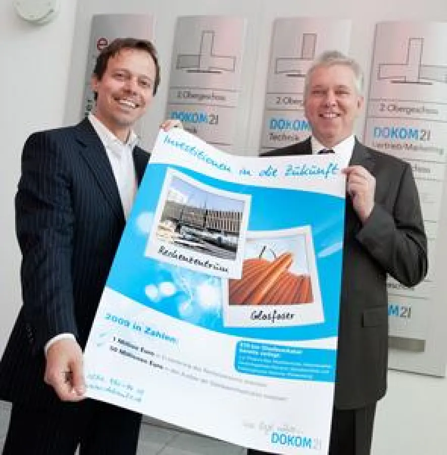 Über ein positives Ergebnis, umfangreiche Investitionen und wachsende Mitarbeiterzahlen freuen sich Markus Isenburg (links), Leiter Marketing von DOKOM21, und Jörg Figura (rechts), Geschäftsführer von