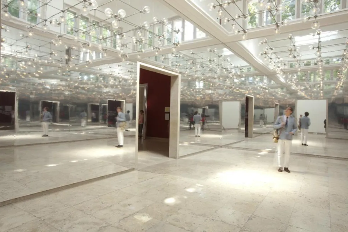 Object of Desire: Spiegelnde Eternitplatten im Deutschen Pavillon auf der Architektur-Biennale in Venedig.