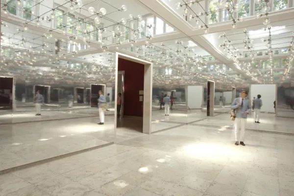 Bild: Architektur-Biennale in Venedig: Spiegelsaal im deutschen Pavillon aus Eternit