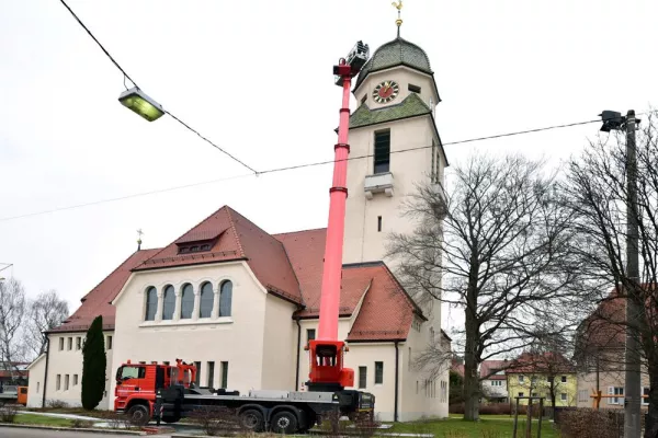 Dach ganz schnell wieder dicht: Lkw-Bühne von System Lift hebt Dachdecker zum Kirchturm Bild: Dach ganz schnell wieder dicht: Lkw-Bühne von System Lift hebt Dachdecker zum Kirchturm