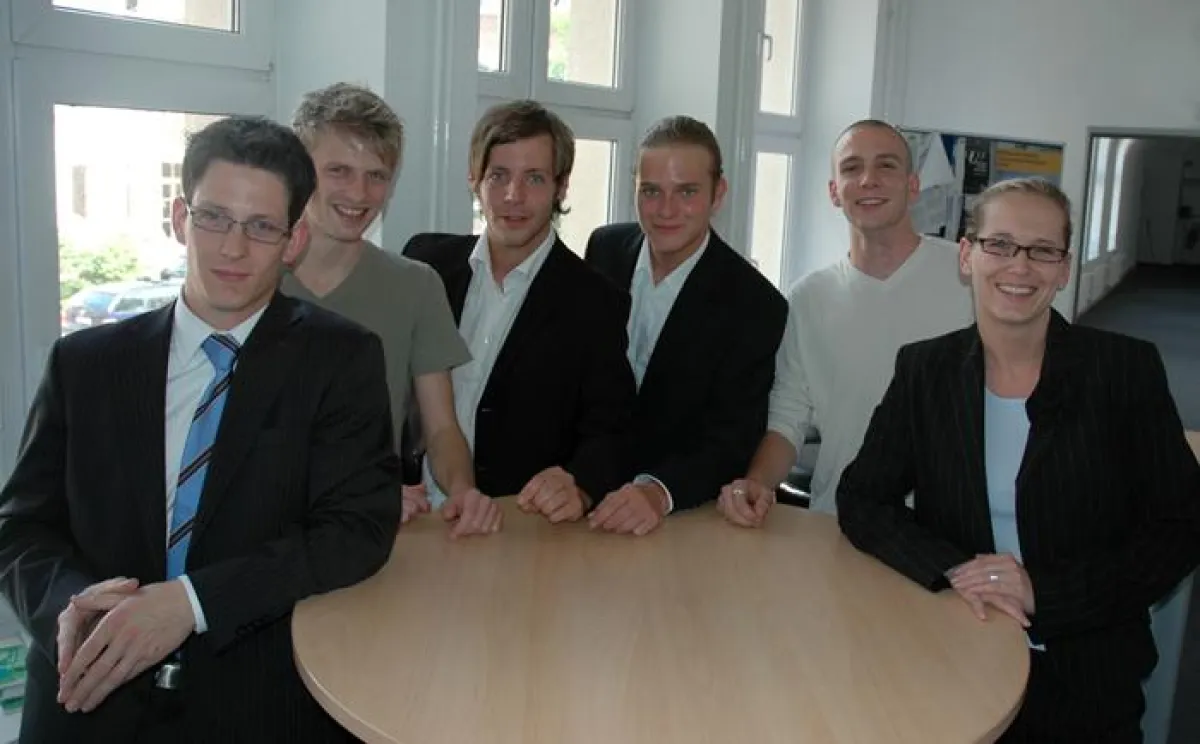 Die Auto Weller GmbH & Co. KG, Osnabrück, entschied sich für das Werbekonzept des Teams \'Vergissmeinnicht\': (v.l.n.r.) J. Sickendiek, Assistent d. Geschäftsleitung Auto Weller, J. Saarmann, A. Tysl,