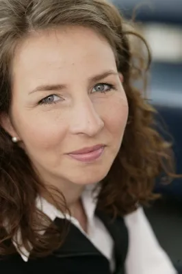 Bild: Dirk Wiedenmann übergibt deutsche Geschäfte von Initiative an Marianne Dölz