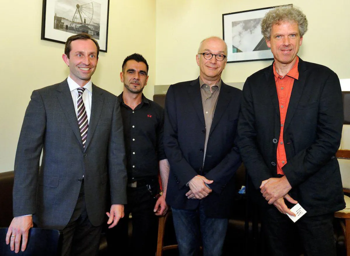 Bild von links: Stefan Günther, Center Manager der WilhelmGalerie Ludwigsburg, Emir Bakir, Inhaber d