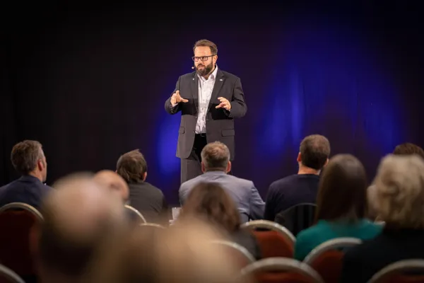 Bild: IT Experte Markus Reitshammer beim 1. Internationalen Speakerslam in Wiesbaden auf der Bühne – Weltrekord!