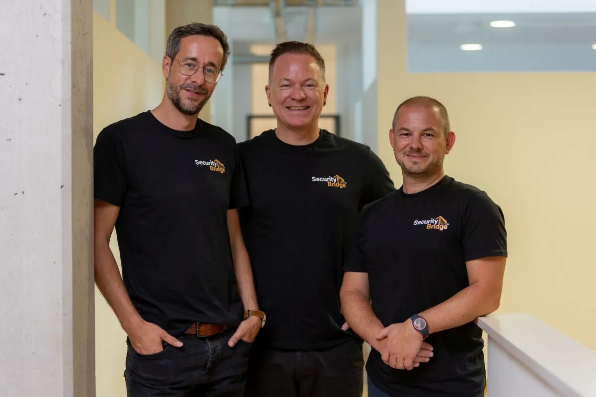 Gründer Christoph Nagy (l), Ivan Mans (r) mit Advisory Board Member Markus Schumacher (© SecurityBridge)