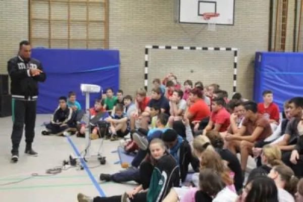 Bild: 2schneidiger Unterricht in NRW: Musiker „2schneidig“ mit Suchtpräventionsprojekt an Hauptschule in Herne