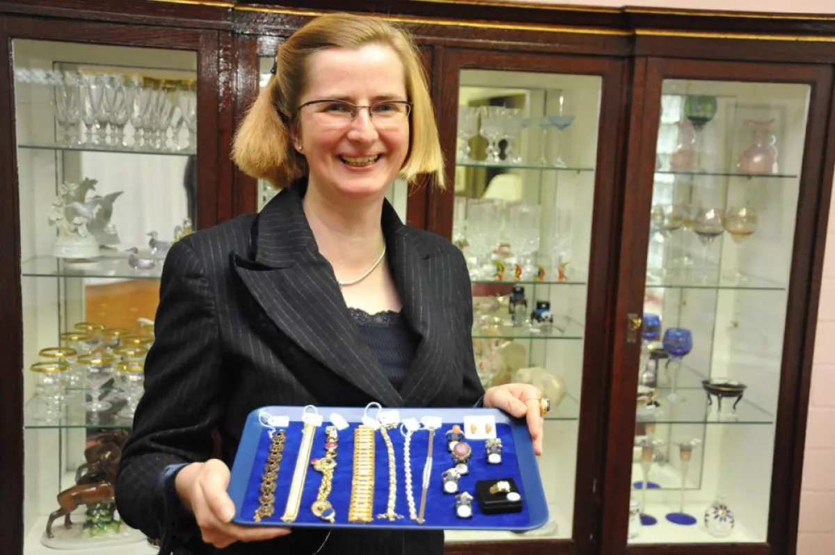 Astrid Jahn, Inhaberin der Versteigerungshalle in Techau