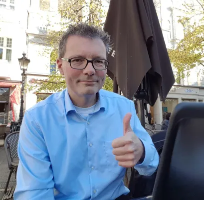 Bild: Konsumverzicht, investieren, bedürftigen Menschen helfen: Passiver Geldfluss Academy spendet 10% der Einnahmen