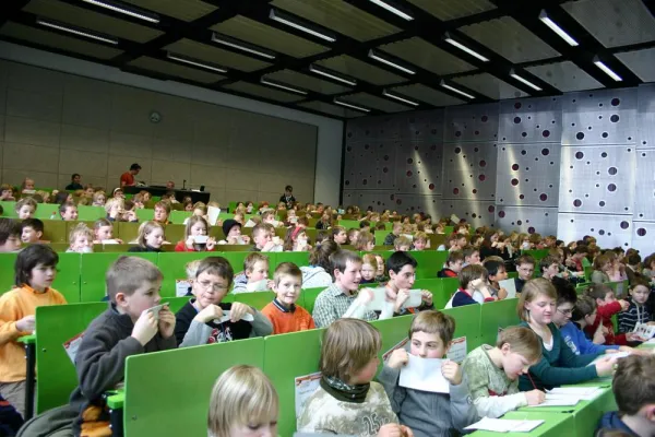 KinderHochschule zeigt Junior-Studenten wie viel Physik in Liedern steckt Bild: KinderHochschule zeigt Junior-Studenten wie viel Physik in Liedern steckt