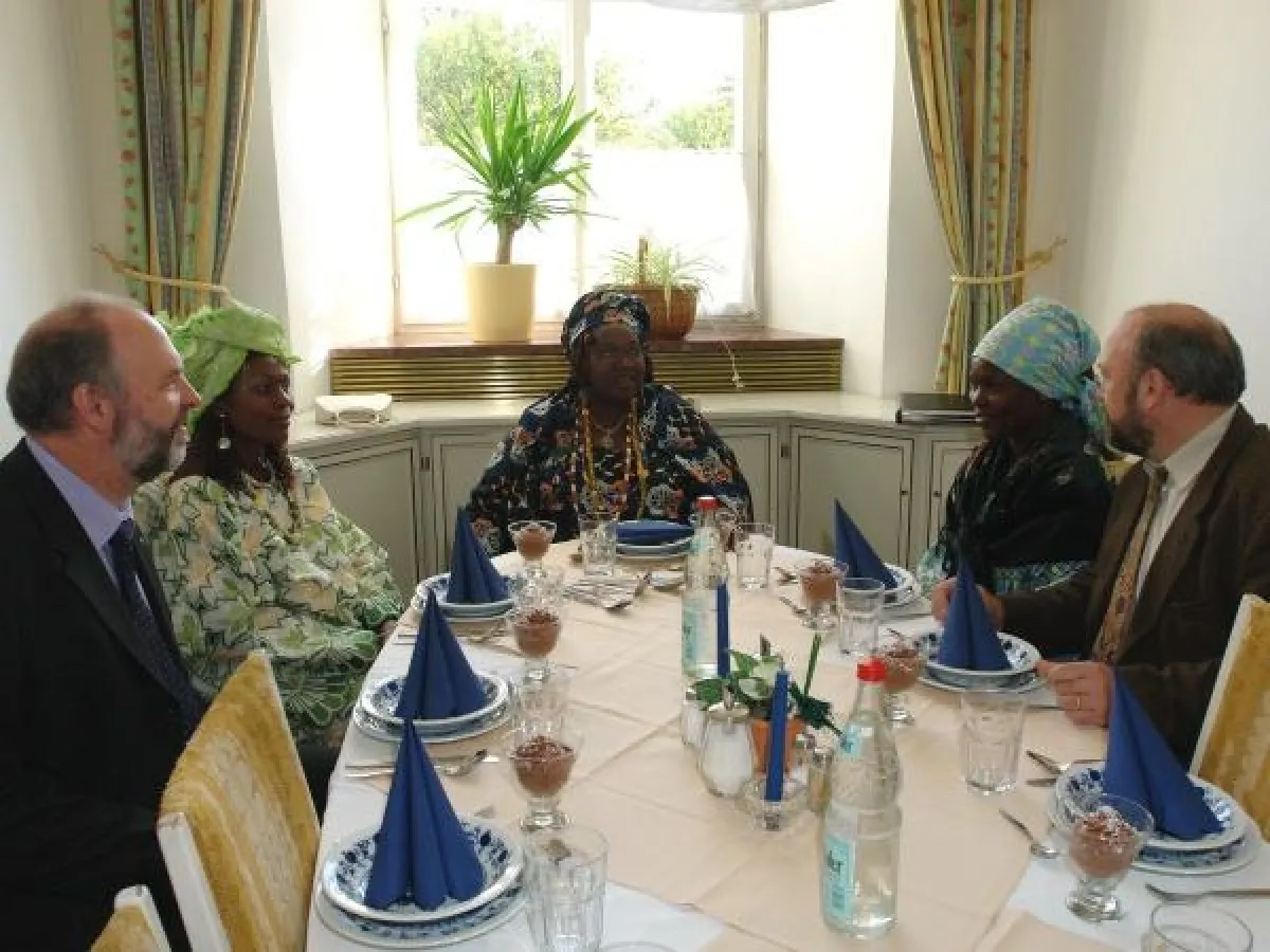 V.l.n.r.: Pater Norbert Wolff SDB, Prinzessin Christine, Königin Alphonsine von Abomey/Benin, Prinzessin Fidèle, Herr Schüßler vom Bayerischen Landwirtschaftsministerium (Foto: Hermann Kuhn).