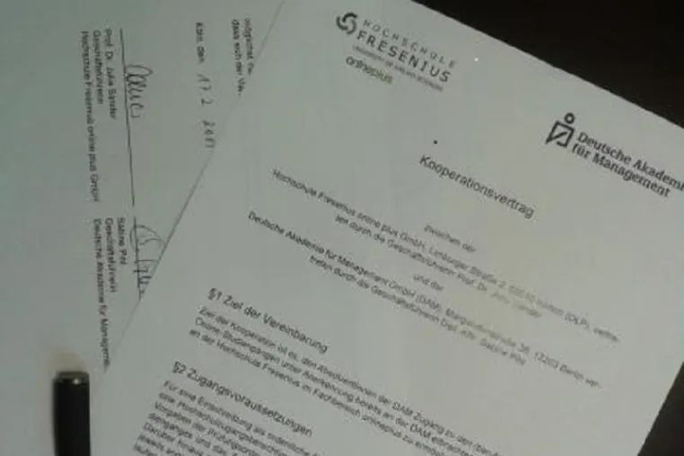 Bild: Partnerschaft der DAM mit dem Fachbereich onlineplus der Hochschule Fresenius