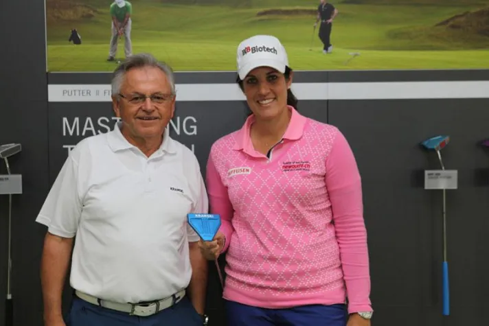 Bild: Golf-Proette Caroline Rominger zu Besuch bei Kramski Putter
