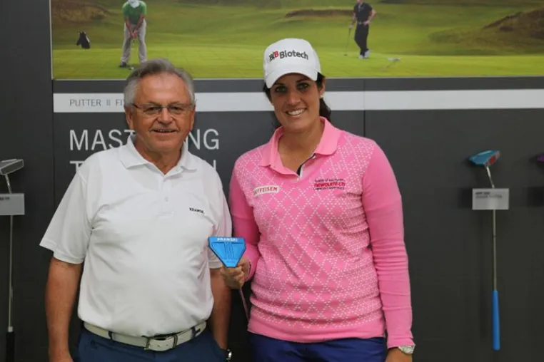 Golf-Proette Caroline Rominger zu Besuch bei Kramski Putter Bild: Golf-Proette Caroline Rominger zu Besuch bei Kramski Putter