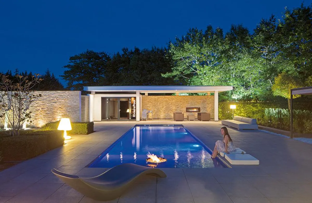 Die prämierte WetLounge von RivieraPool vereint Wasser und Wohnwelten in einem neuen Loungebereich.