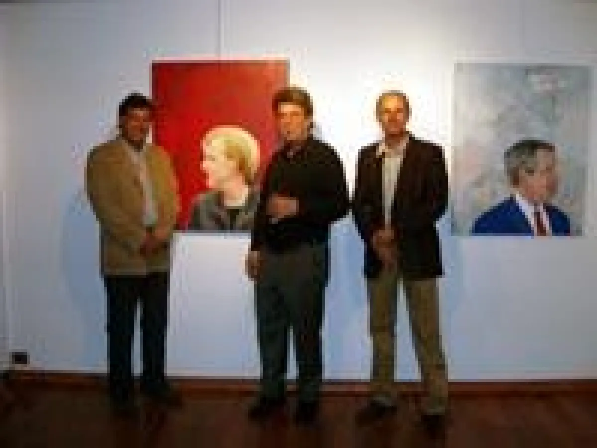 Konsul Braun (links) und Vizekonsul Urbschat (rechts) mit dem Künstler Udo A. Heinrich im Sala Néstor in Las Palmas