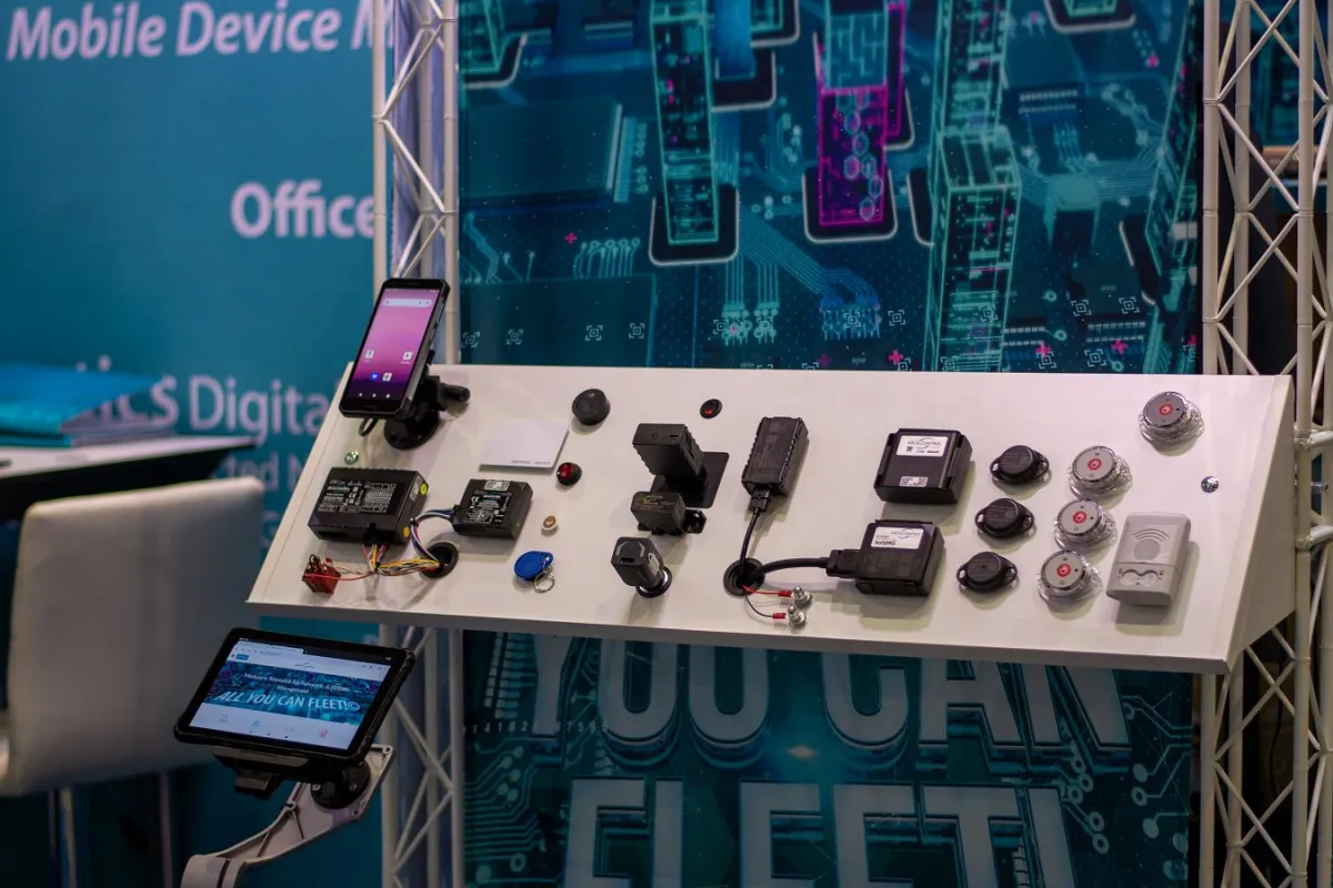 Telematik-Systeme für LKW, PKW, Van, Trailer, Anhänger, Motorräder, Boote und stromlose Güter (© AREALCONTROL GmbH, Stuttgart)