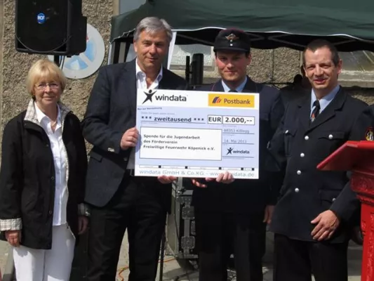 Bild: windata GmbH & Co.KG unterstützt die Jugendarbeit der freiwilligen Feuerwehr Köpenick