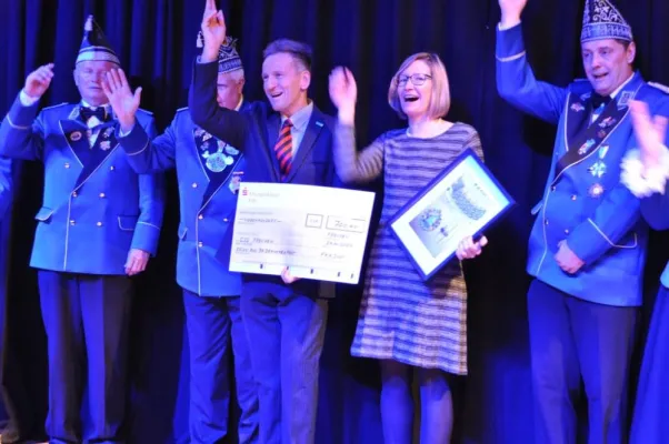 Bild: K.G. Klütte Köpp überreicht Spende an das CJD Frechen bei Sessionseröffnung