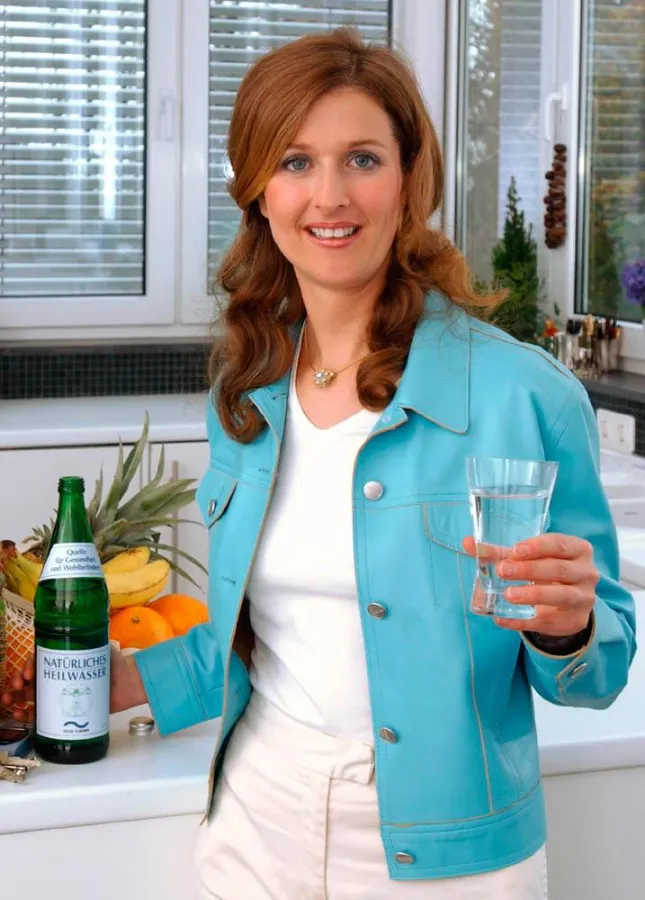 Nicht vergessen: täglich ausreichend trinken. Am besten mineralstoffreich und hundertprozent natürlich. Heilwasser ist gut für die Gesundheit!