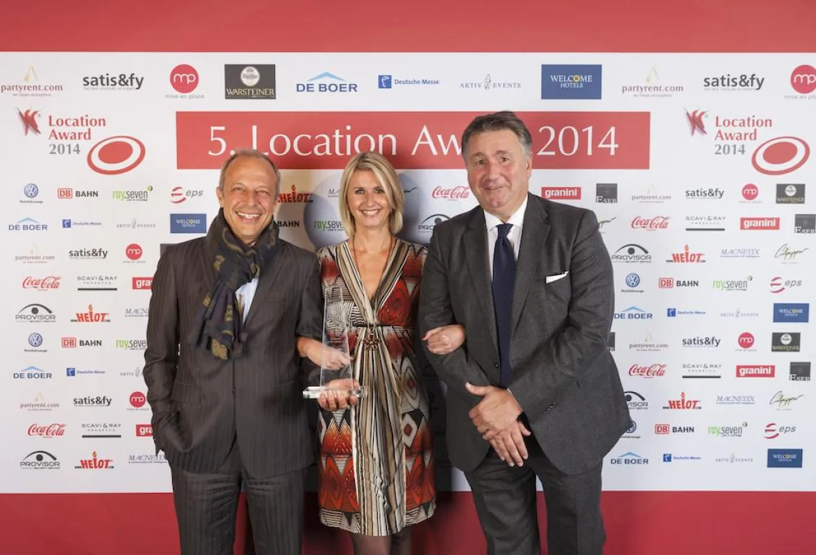 Die Jurypatin Nadia Kahn überreicht den Award an Christoph Hinderfeld & Samuel Zach