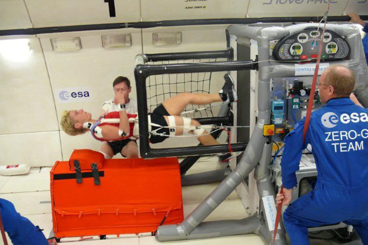 Im ZERO G getauften, für Parabelflüge umgebauten Airbus A300 der ESA testen Ingenieure und ein Astro