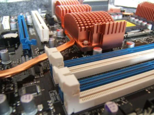 Bild: Tiroler setzen verstärkt auf Computerreparatur statt Neukauf - Wirtschaftskrise auch im Kleinen zu spüren