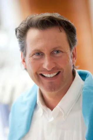 Internationaler Wissenstransfer: Dr. Dr. Nilius aus Dortmund gab Fachwissen in Rumänien weiter Bild: Internationaler Wissenstransfer: Dr. Dr. Nilius aus Dortmund gab Fachwissen in Rumänien weiter