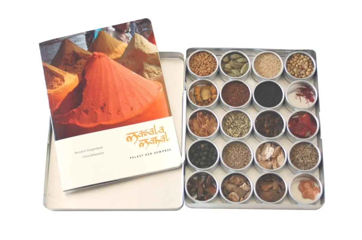 Masala Mahal ist eine Schatztruhe des Genusses. Die exotischen Aromen von Kardamom, Gelbwurz, Safran und Co. verführen zum Anfassen, Raten und Ausprobieren. 10% der Einnahmen fließen ins Kalkutta-Proj