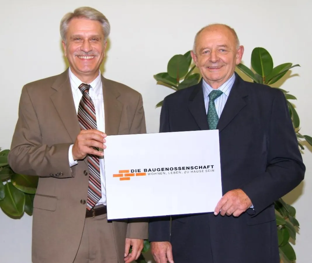 Präsentierten erstmals das neue Logo Uwe Menges und Norbert Winterstein, Vorstand.