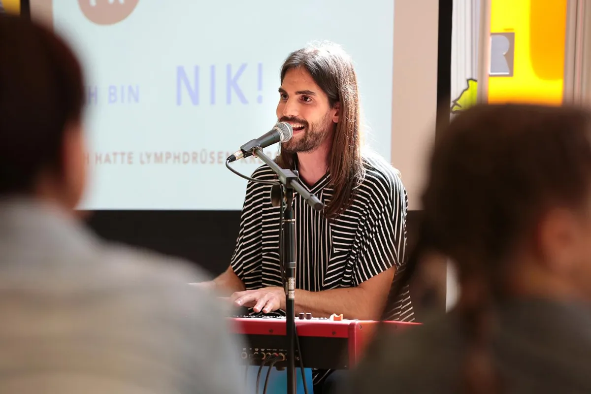 Nik Cosmo gab heute am UKR das erste Konzert seiner Klinik-Tour.
