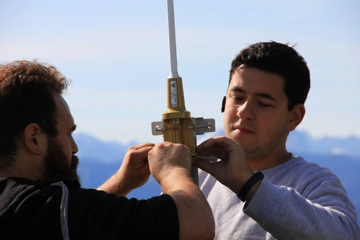 Firma Constructel bei der Installation der Sigfox Basisstation an der Brauneck Bergbahn in Lenggries