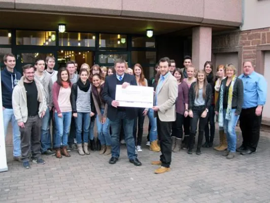 Bild: Berufsschüler spenden für die Kinderkrebsklinik