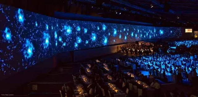 Bild: Multimedia-Künstler Andree Verleger versetzt Gäste in Jubiläumsstimmung