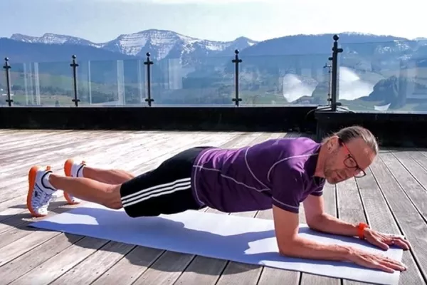 Workout mit dem Personal Trainer im Wohnzimmer Bild: Workout mit dem Personal Trainer im Wohnzimmer