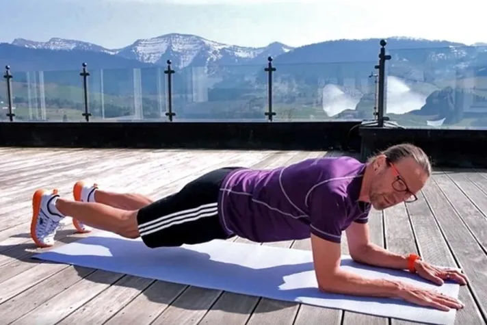 Bild: Workout mit dem Personal Trainer im Wohnzimmer