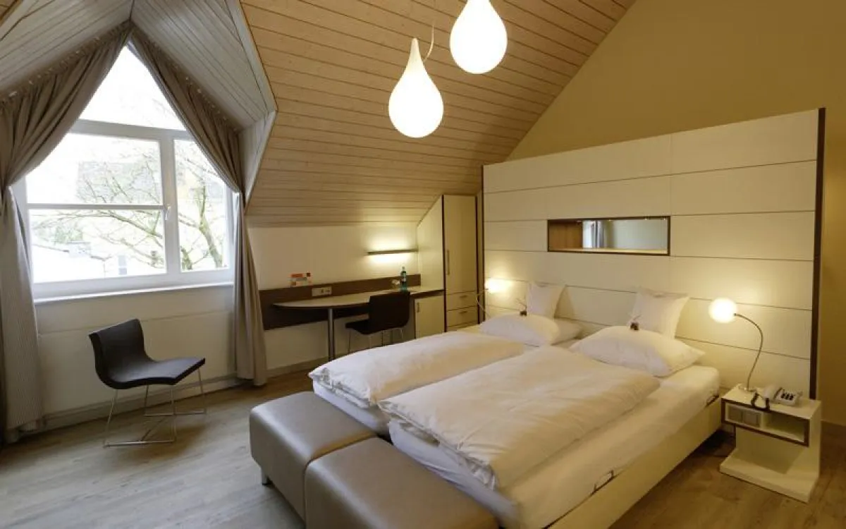 Stilvoll und funktional: Eines von 24 mit dem Bettsystem frolexus_Star Continental ausgestatteten Zimmer.