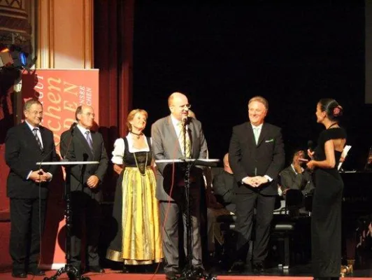 Bild: Salzkammergut Festwochen Gmunden 2008 – Eröffnung, ...ein starker Baum in der Region
