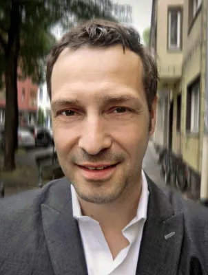 Bild: wildcard communications verpflichtet Jens Gronek und übernimmt die Film-Produktion „fernsehzimmer“