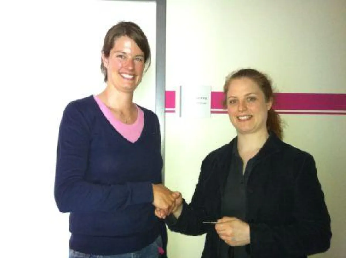 Schlüsselübergabe von Geschäftsführerin Kristina Schmid an Mieterin Carolin Theuring (v.l.)