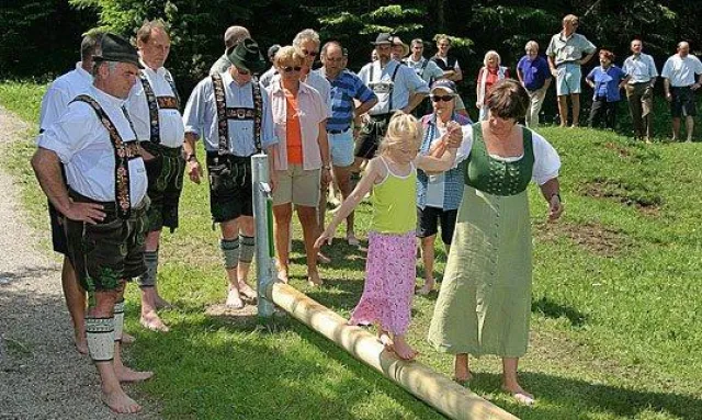 Bild: Nackte Sohlen im Karwendel - Erster Bayerischer Barfußwandertag in Mittenwald