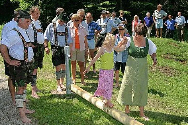 Bild: Nackte Sohlen im Karwendel - Erster Bayerischer Barfußwandertag in Mittenwald